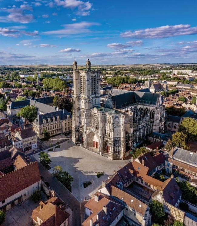 Appartement Coeur De Troyes Bagian luar foto